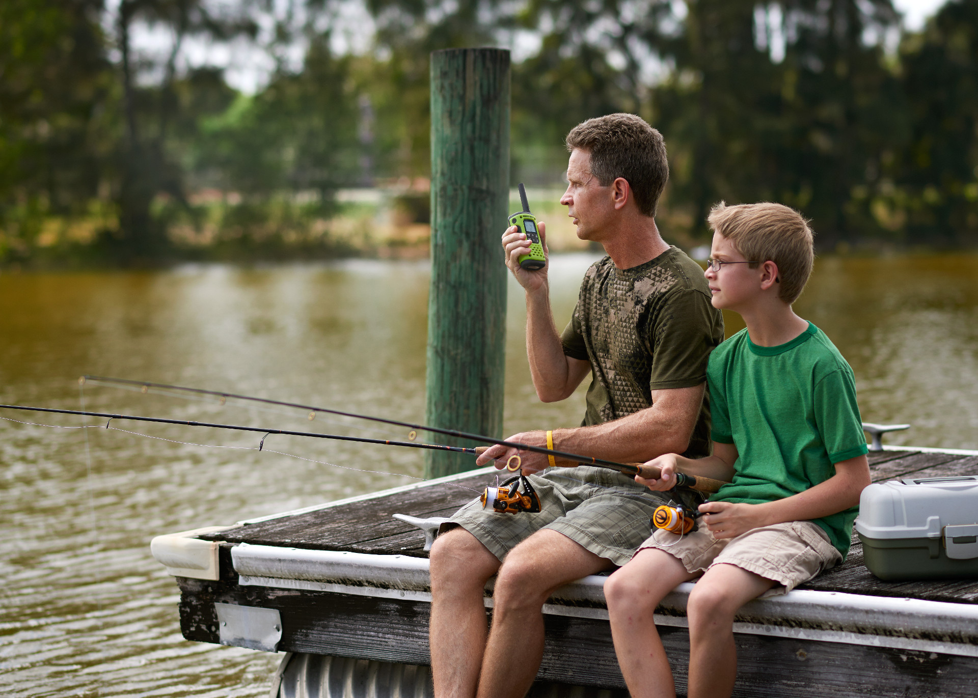 children using Instant Communication for Camping